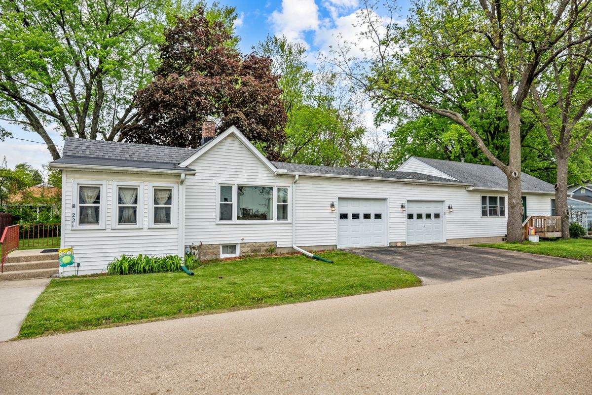221-223 Ellen Street, Sycamore, IL 60178