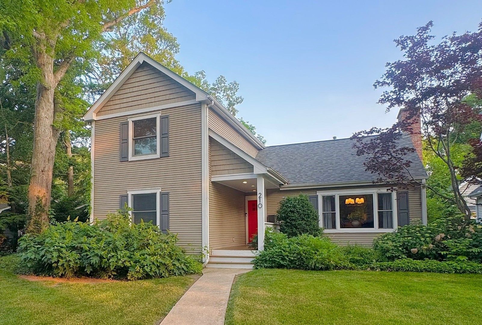 210 Woodward Avenue — Geneva, IL 60134