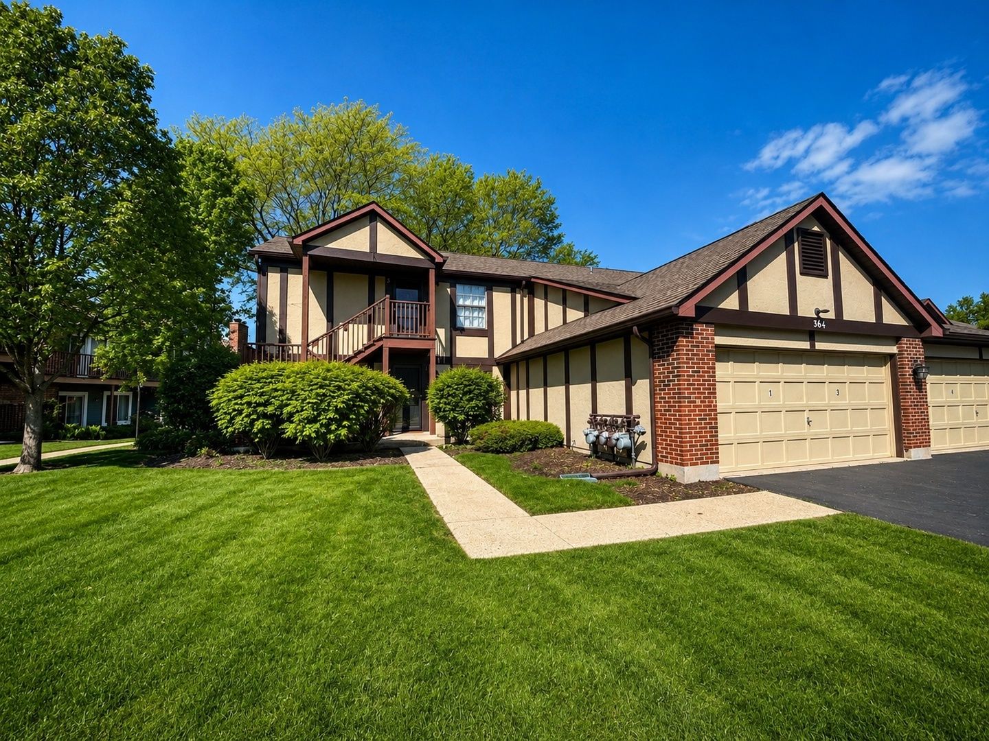 384 Sandhurst Circle #3 — Glen Ellyn, IL 60137