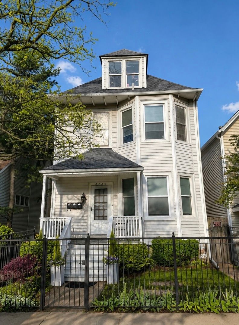 3749 SEMINARY Avenue, Chicago, IL 60613