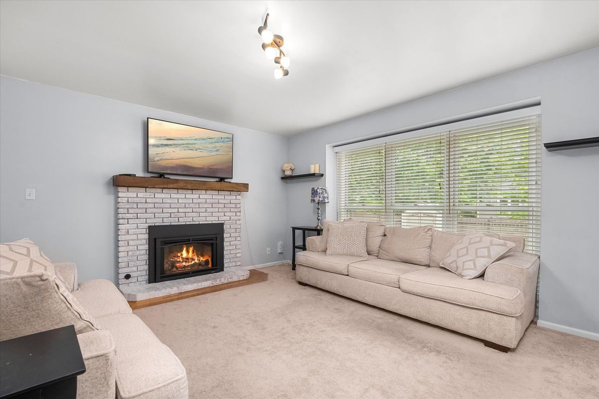 734 Lindsay Circle, North Aurora, IL 60542
