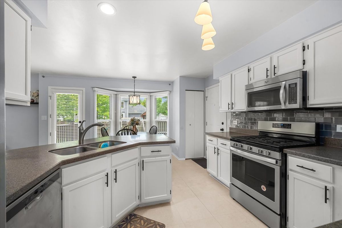 734 Lindsay Circle, North Aurora, IL 60542