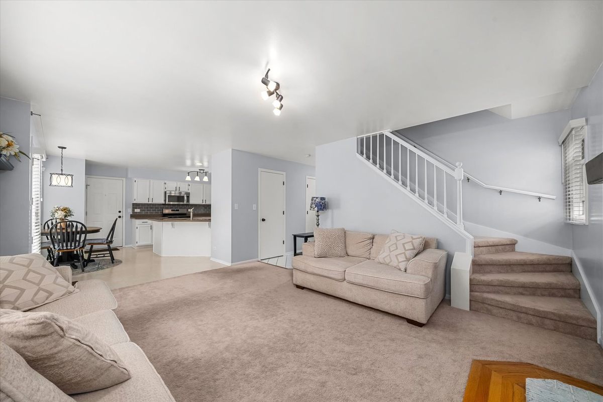 734 Lindsay Circle, North Aurora, IL 60542