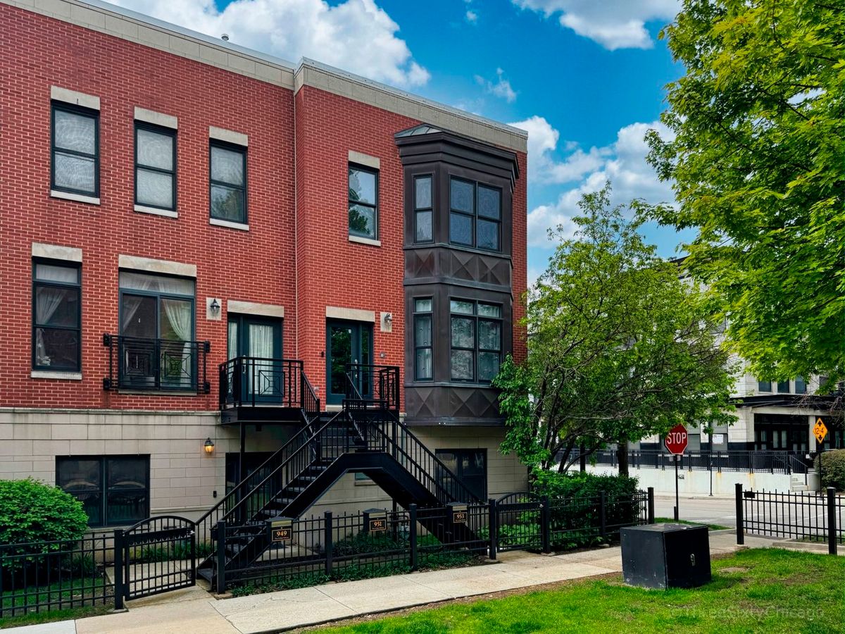 953 College Parkway, Chicago, IL 60608