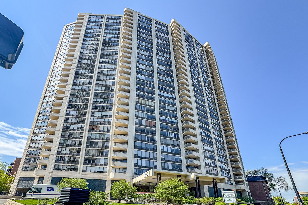 3930 Pine Grove Avenue, Chicago, IL 60613