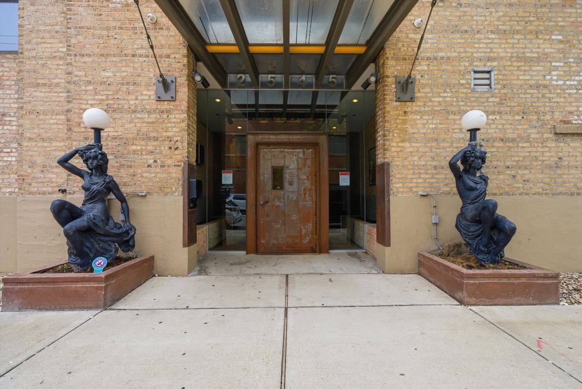 2545 DEARBORN Street, Chicago, IL 60616