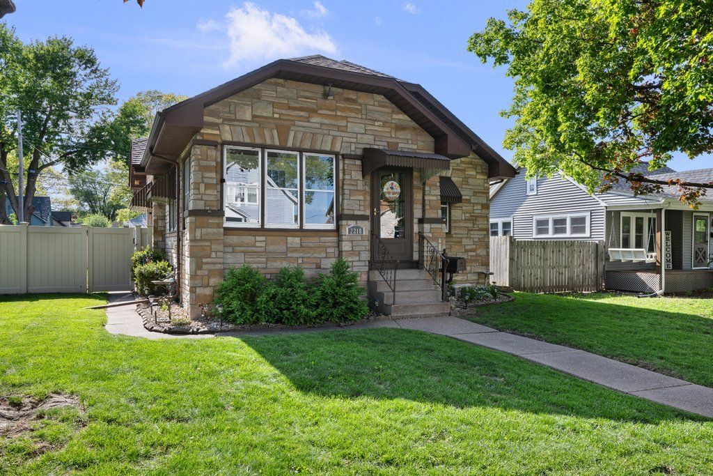 2218 DAVIE Street — Davenport, IA 52804