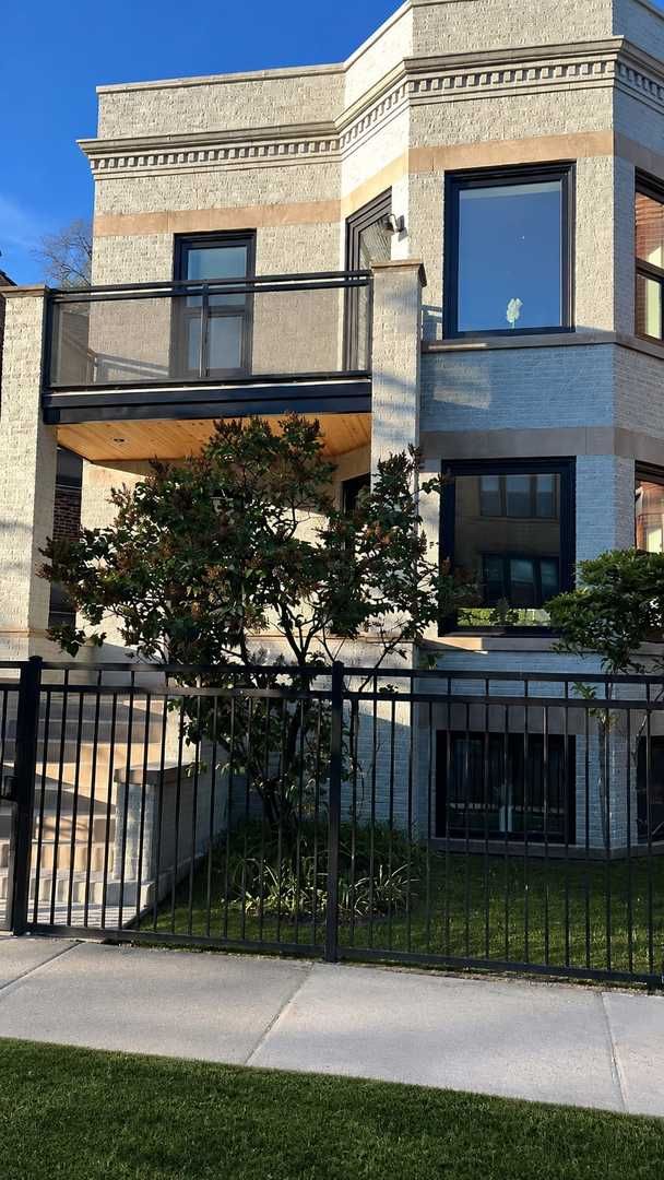 5725 N Ridge Avenue — Chicago, IL 60660