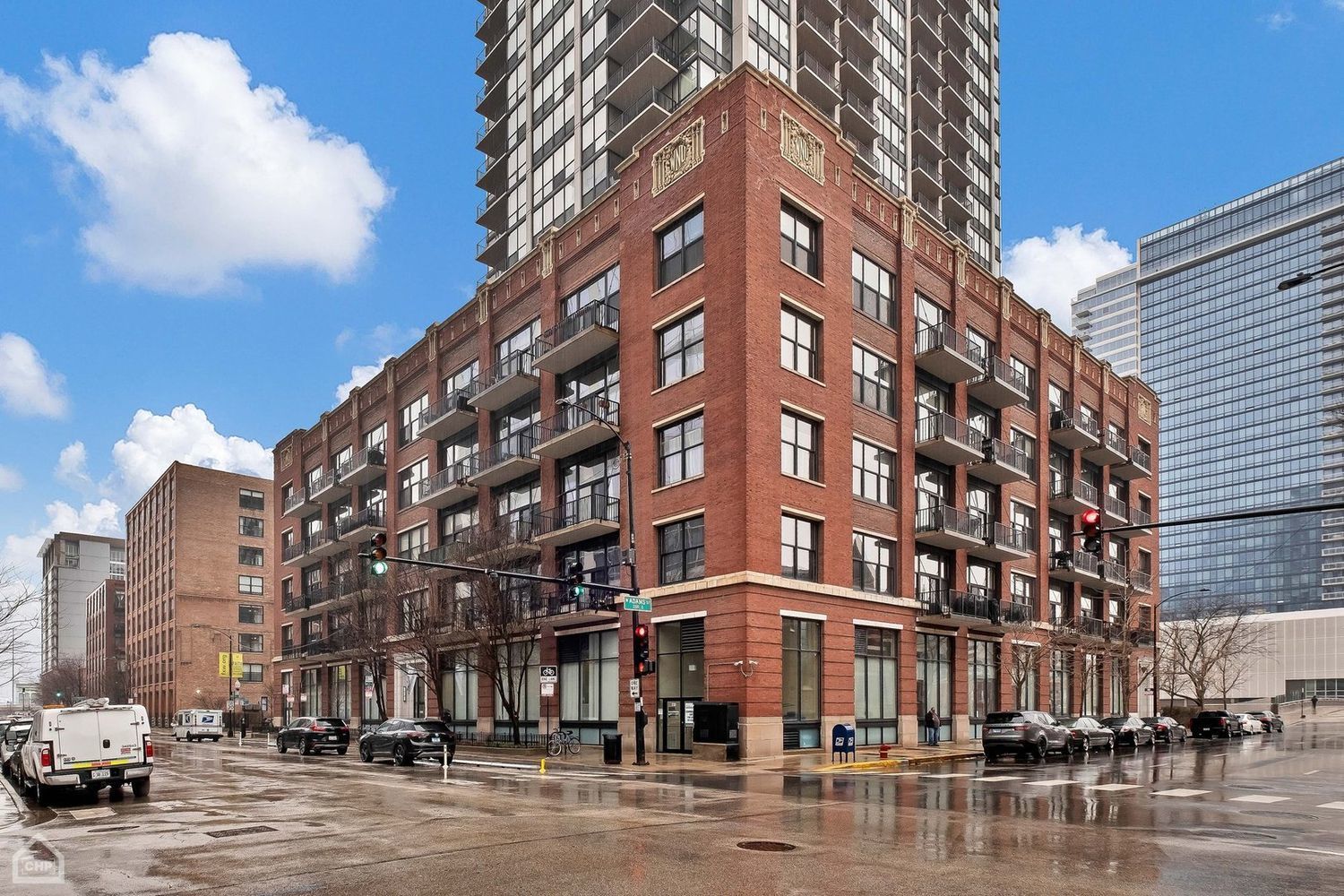 210 S Desplaines Street #404 — Chicago, IL 60661