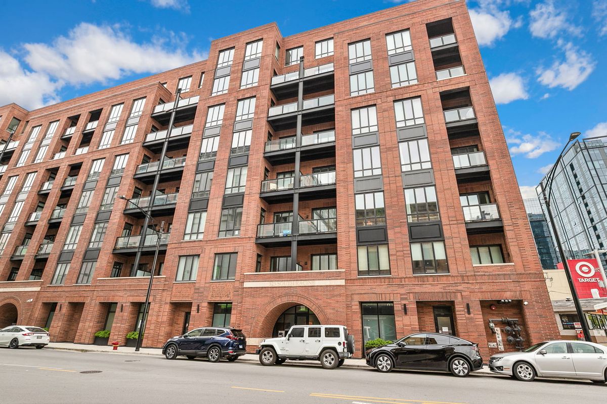 323 Racine Avenue, Chicago, IL 60607