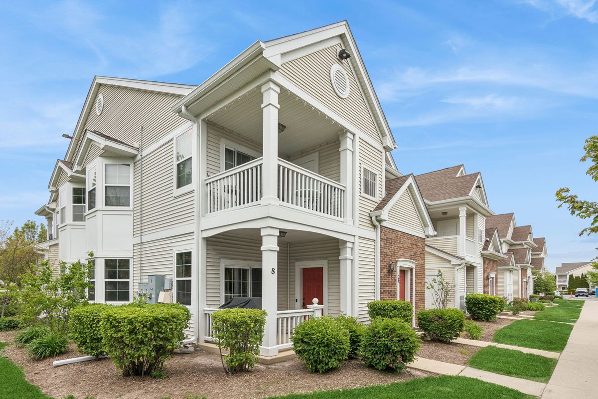 2305 Aurora Drive, Pingree Grove, IL 60140