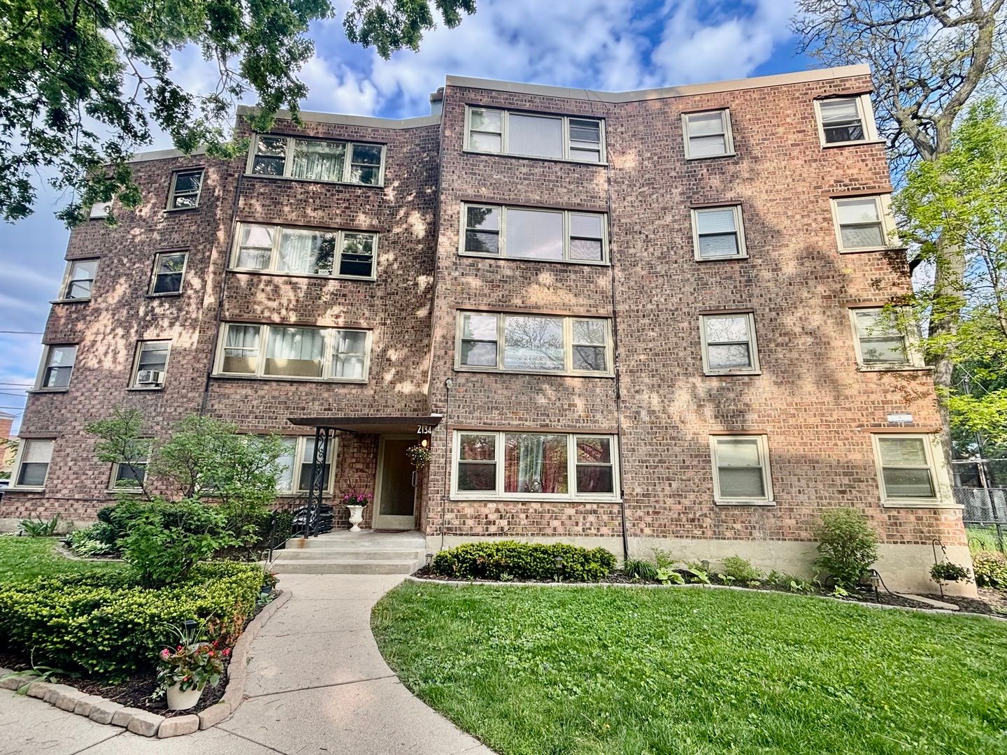 2134 W Rosemont Avenue #1A — Chicago, IL 60659