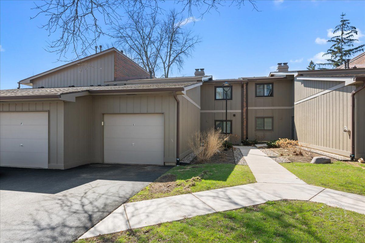 29W431 Emerald Green Drive, Warrenville, IL 60555