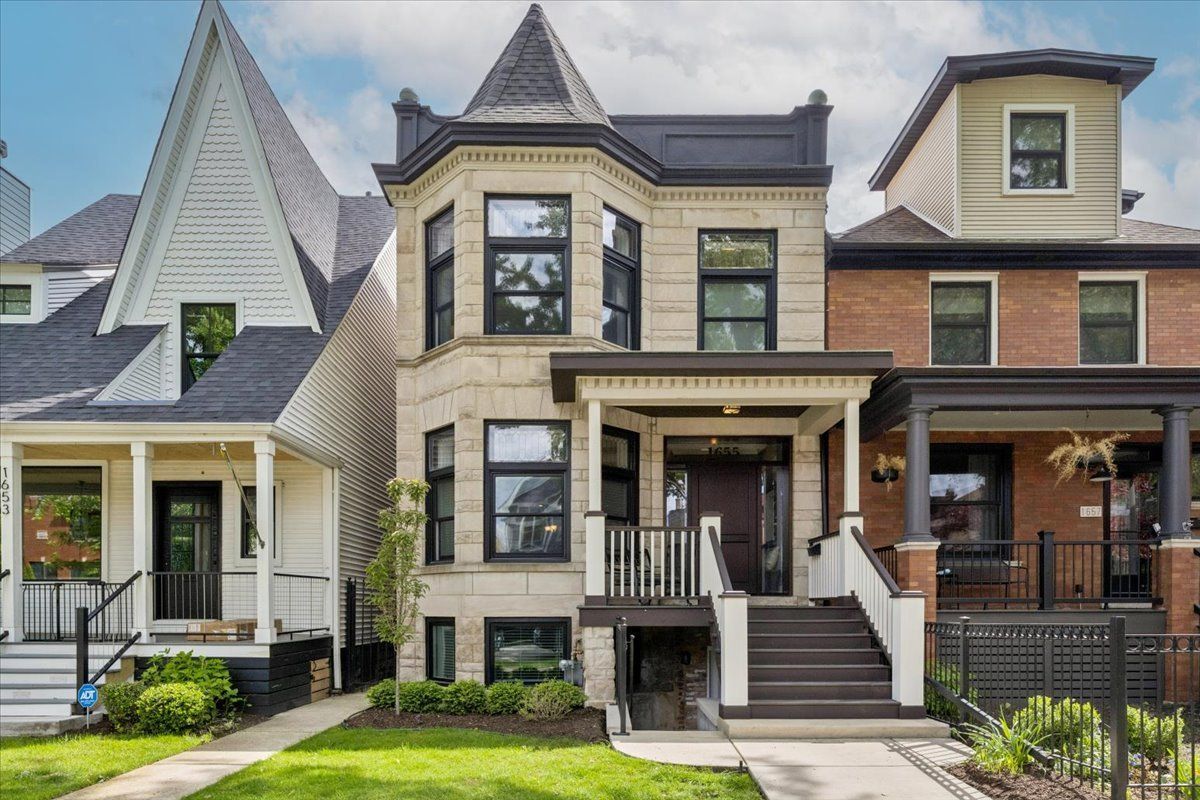 1655 W Carmen Avenue — Chicago, IL 60640