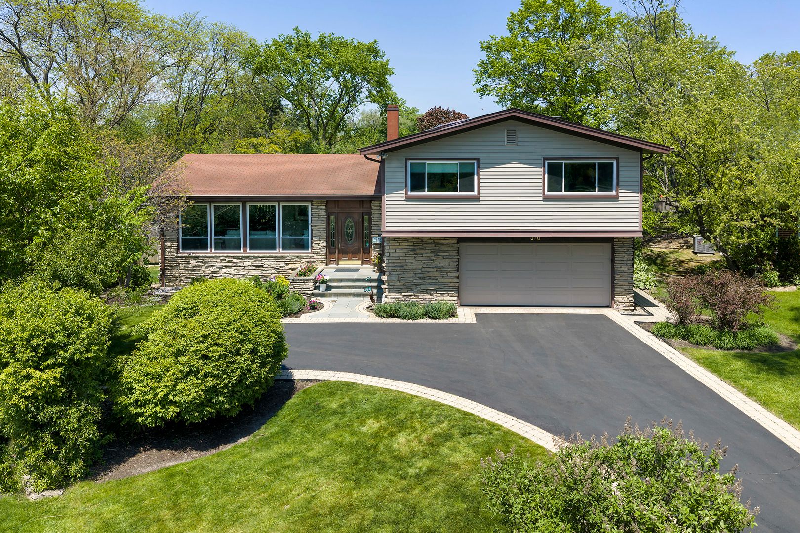 370 Charal Lane — Highland Park, IL 60035