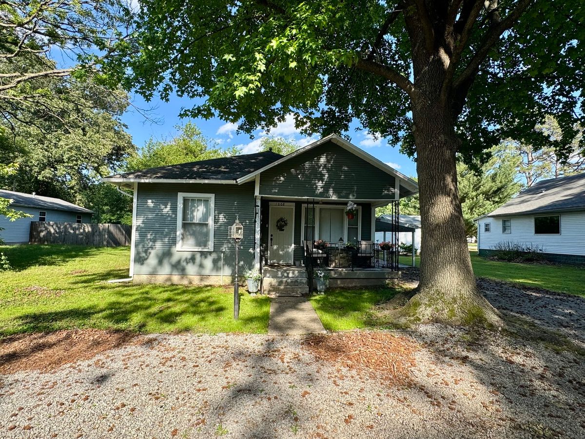 1008 Commercial Street, Benton, IL 62812