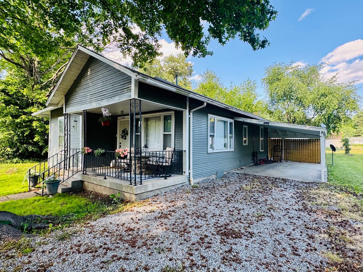1008 S Commercial Street, Benton, IL 62812