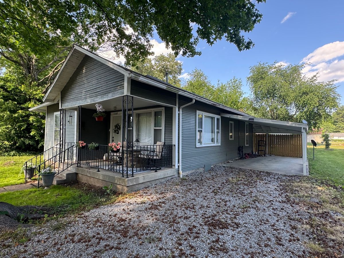 1008 S Commercial Street, Benton, IL 62812
