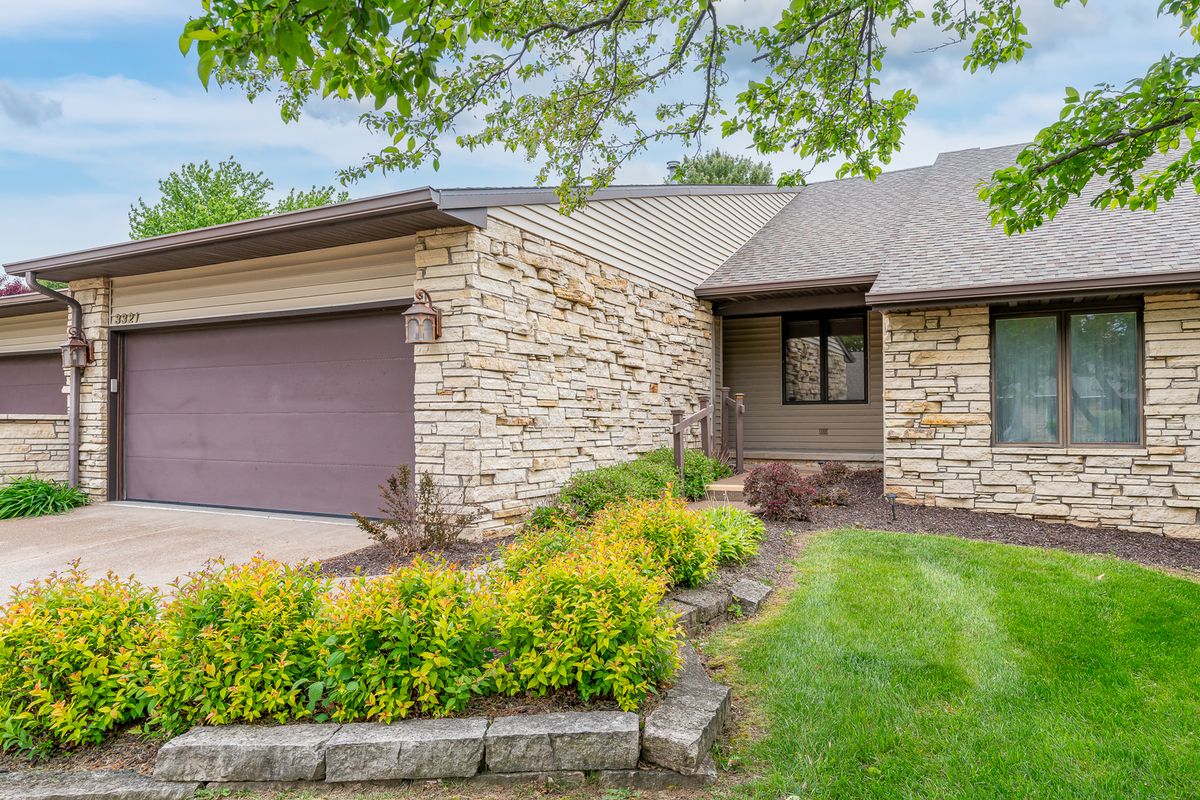 3321 Ridge Place, Bettendorf, IA 52722