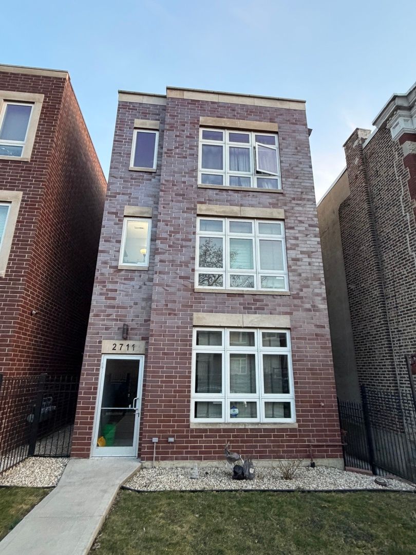 2711 W Polk Street — Chicago, IL 60612