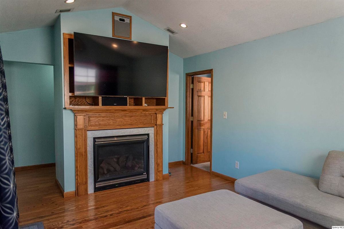 1221 S 26th, Quincy, IL 62301