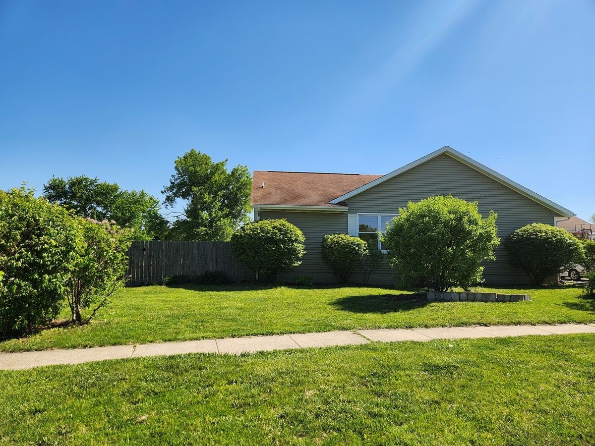 1203 Ridgewood Road, Mahomet, IL 61853