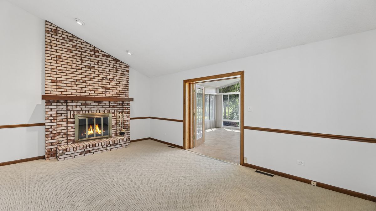 909 W Surrey Road, Addison, IL 60101