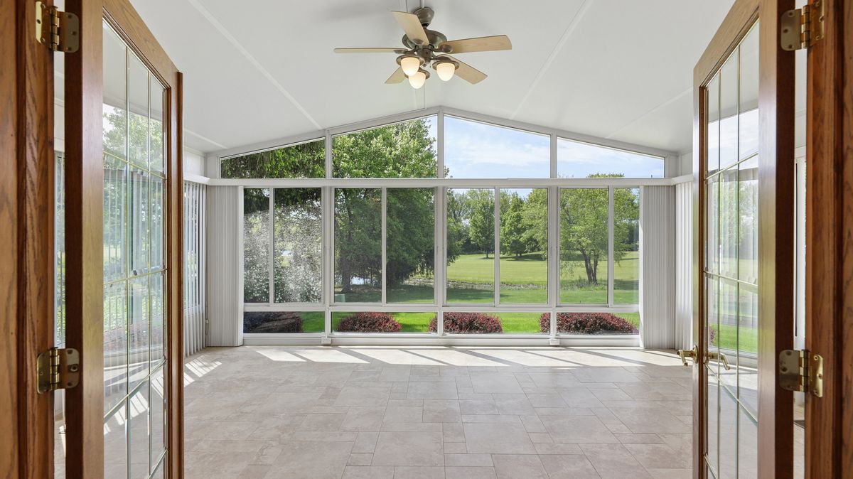 909 W Surrey Road, Addison, IL 60101
