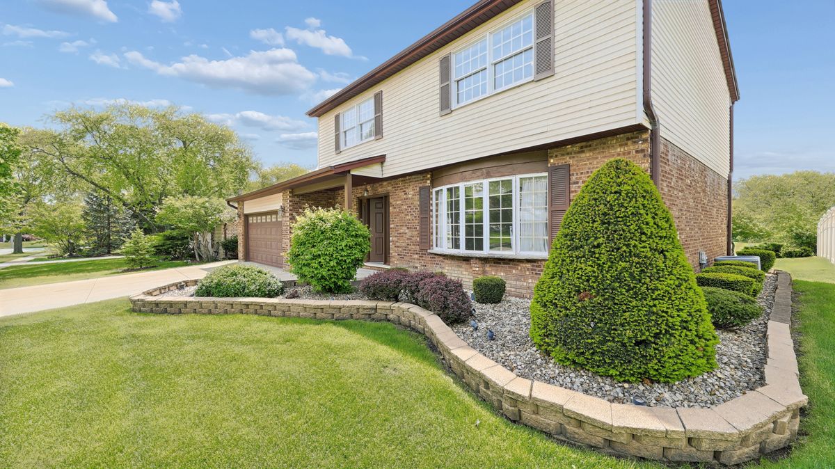 909 Surrey Road, Addison, IL 60101