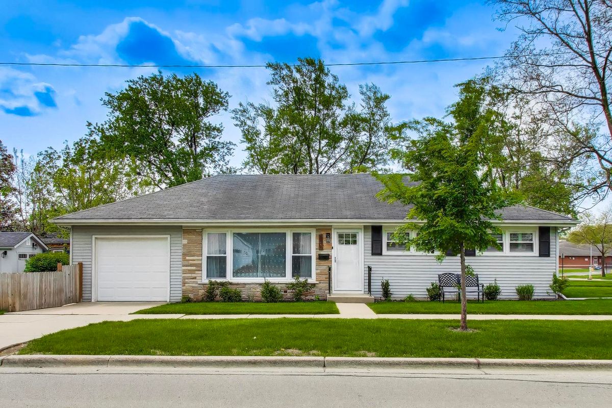 321 Fairview Avenue, Mount Prospect, IL 60056