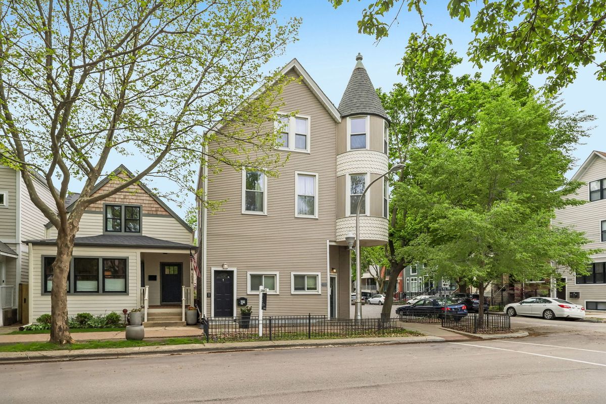 2105 Barry Avenue, Chicago, IL 60618