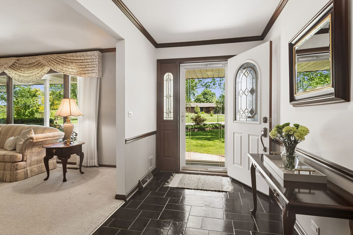 135 Hillcrest Court, Barrington, IL 60010