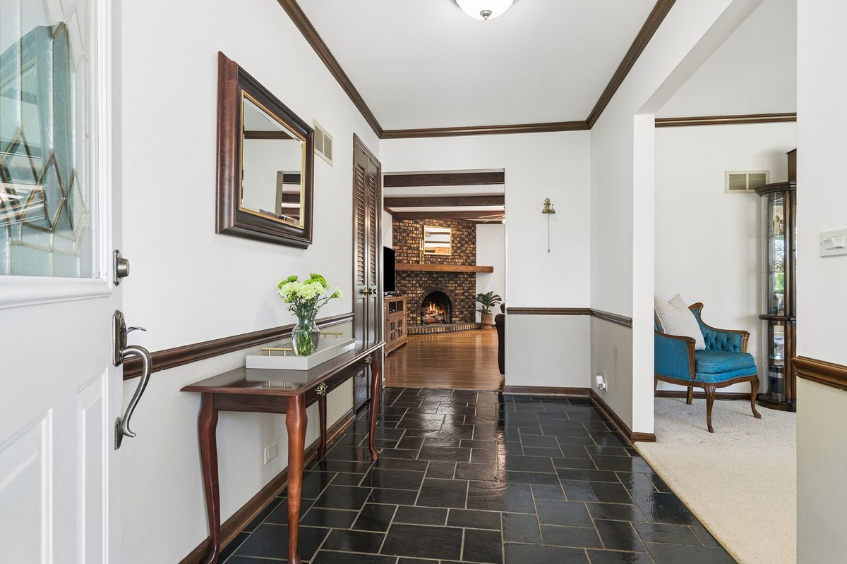 135 Hillcrest Court, Barrington, IL 60010