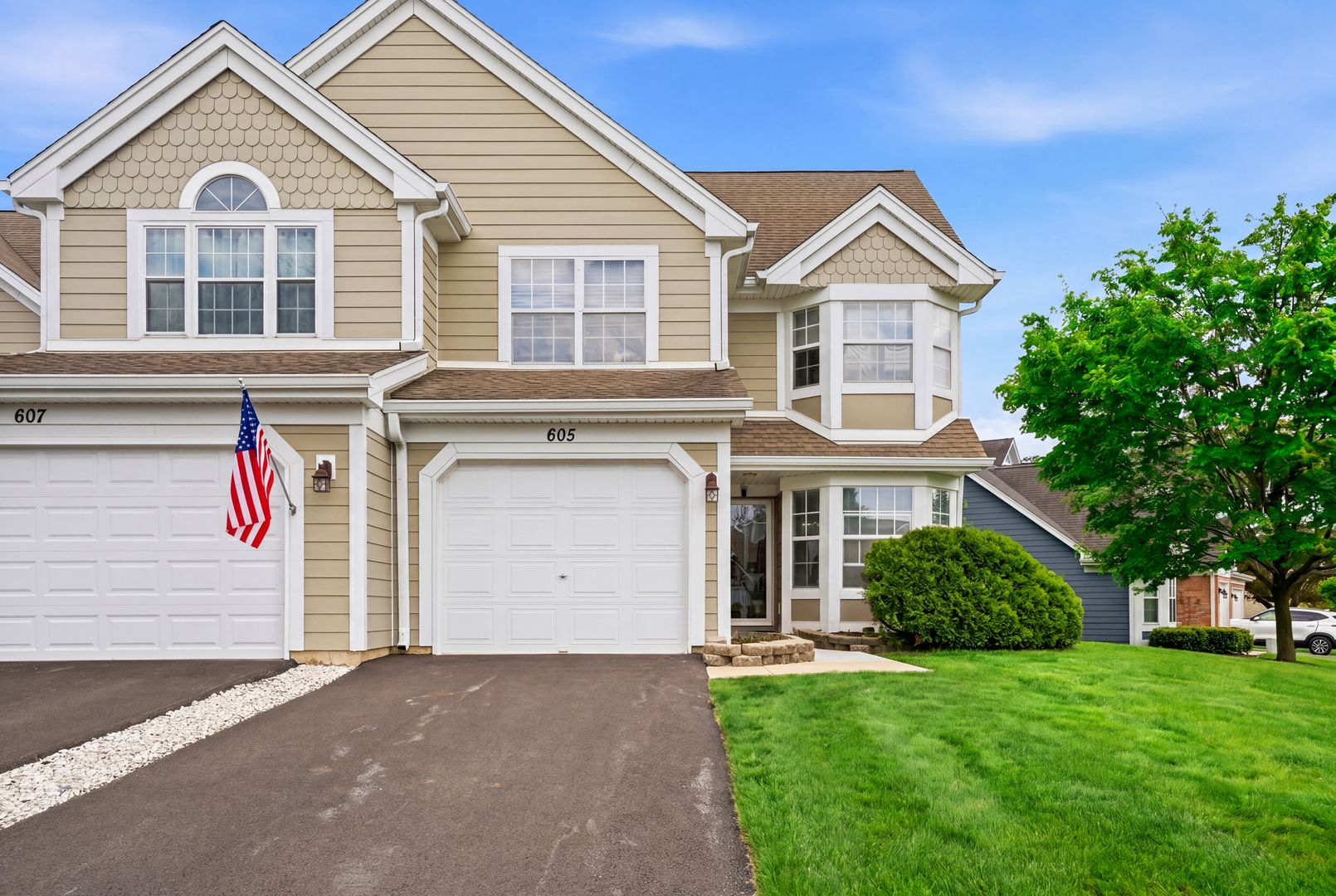 605 Kingsbridge Drive — Carol Stream, IL 60188