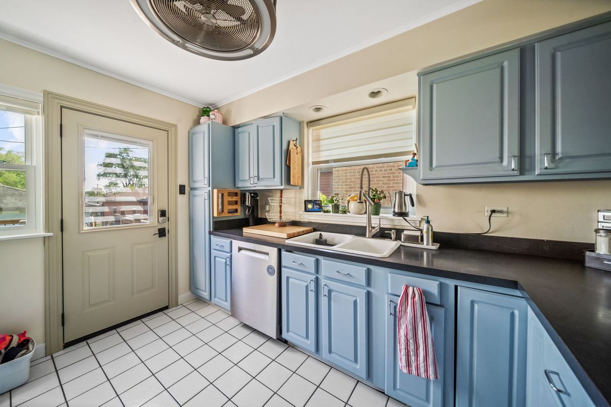 2961 W 97th Street, Evergreen Park, IL 60805