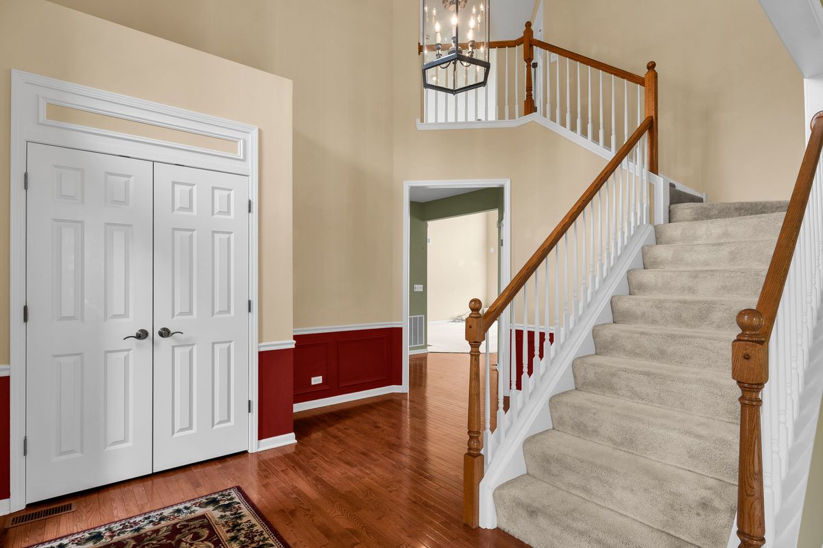1575 McClellan Drive, Lindenhurst, IL 60046