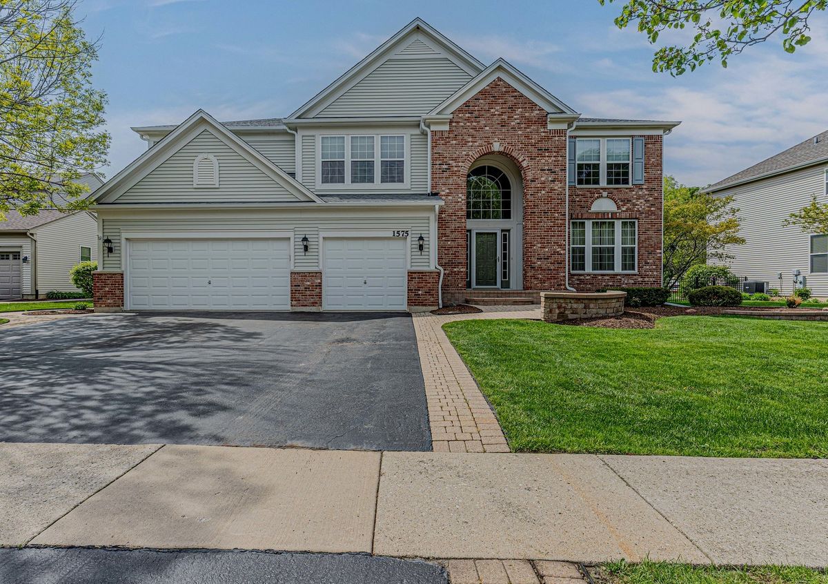 1575 McClellan Drive, Lindenhurst, IL 60046
