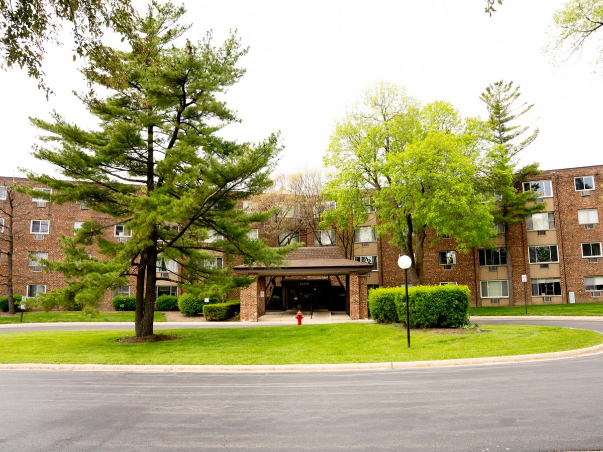 1500 Robin Circle, Hoffman Estates, IL 60169