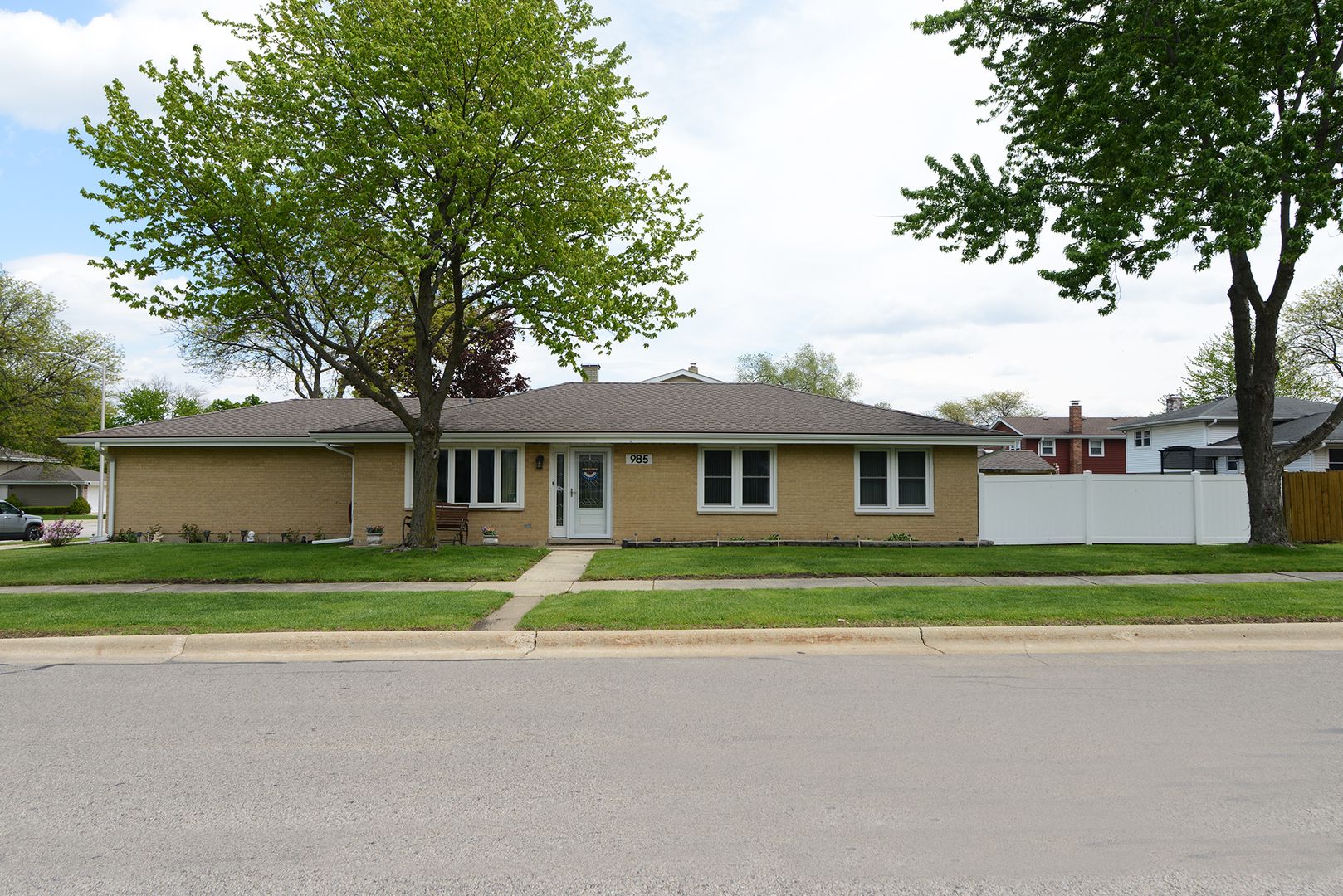 985 Idaho Street — Carol Stream, IL 60188
