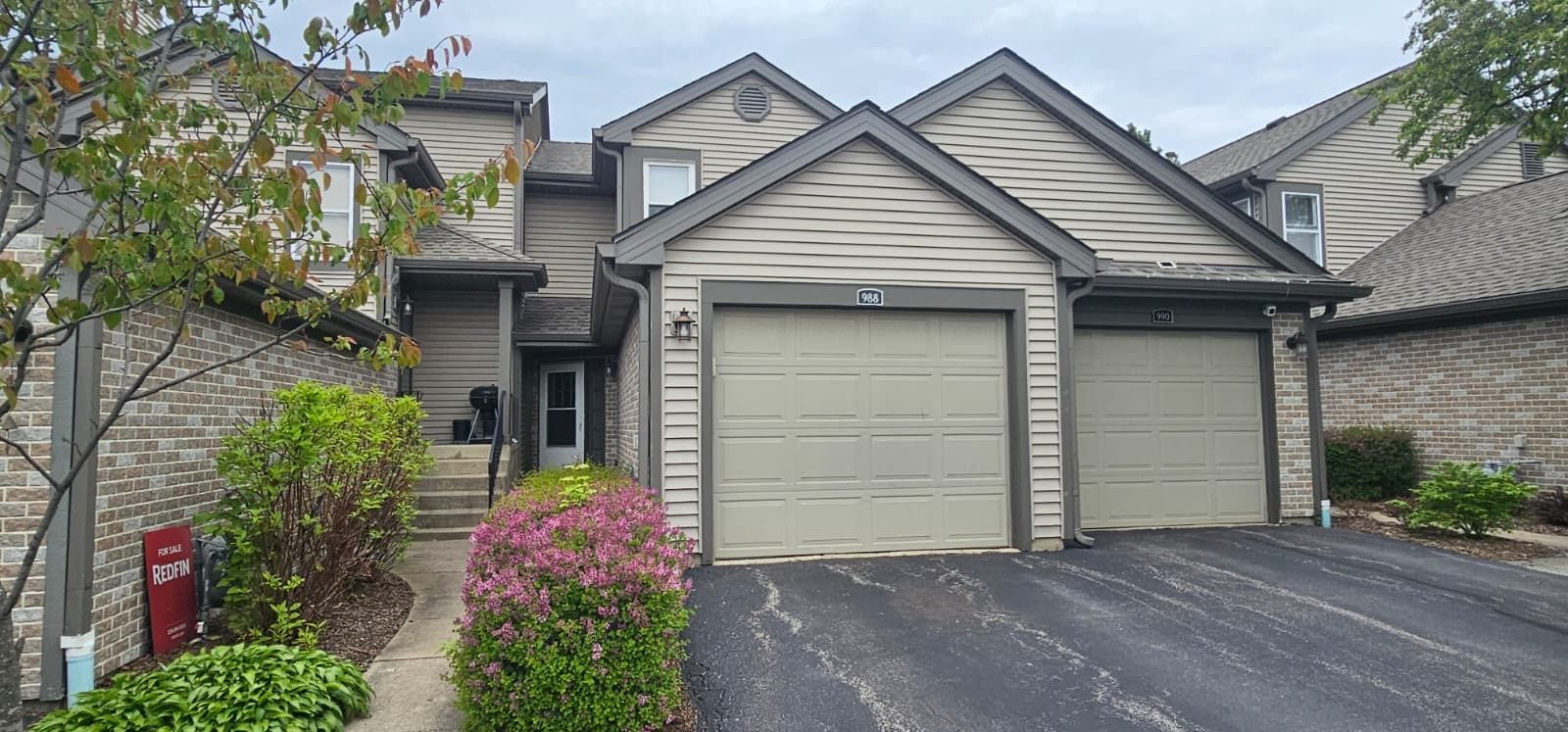 988 Butter Creek Court #4ND — Hoffman Estates, IL 60169