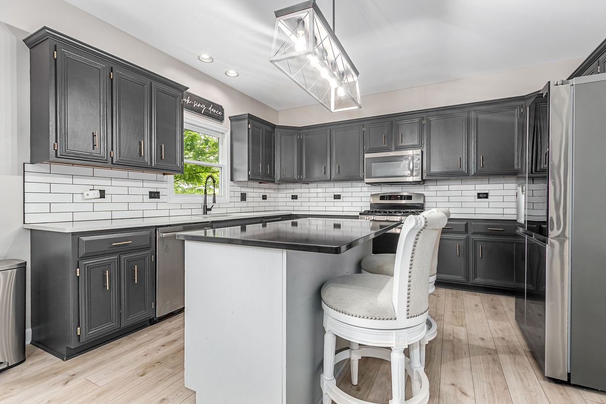 932 Merrill New Road, Sugar Grove, IL 60554