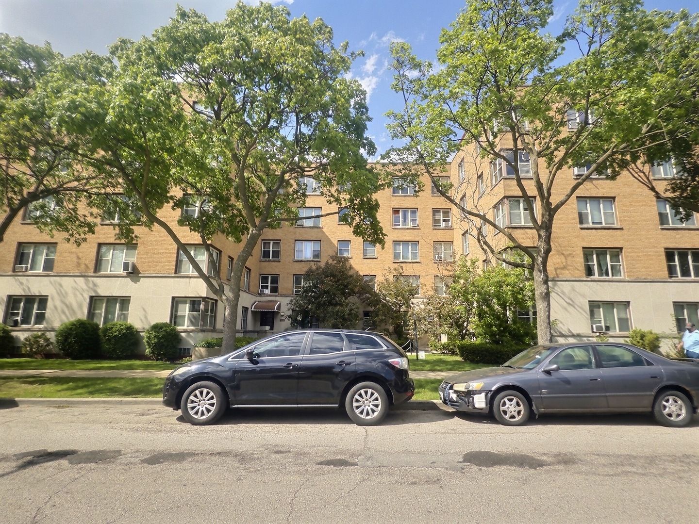 2610 W Balmoral Avenue #105 — Chicago, IL 60625