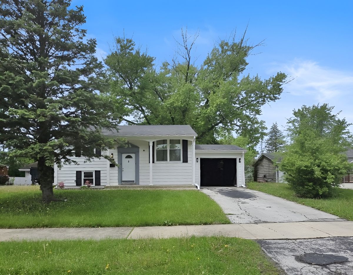 40 S Sycamore Lane, Glenwood, IL 60425