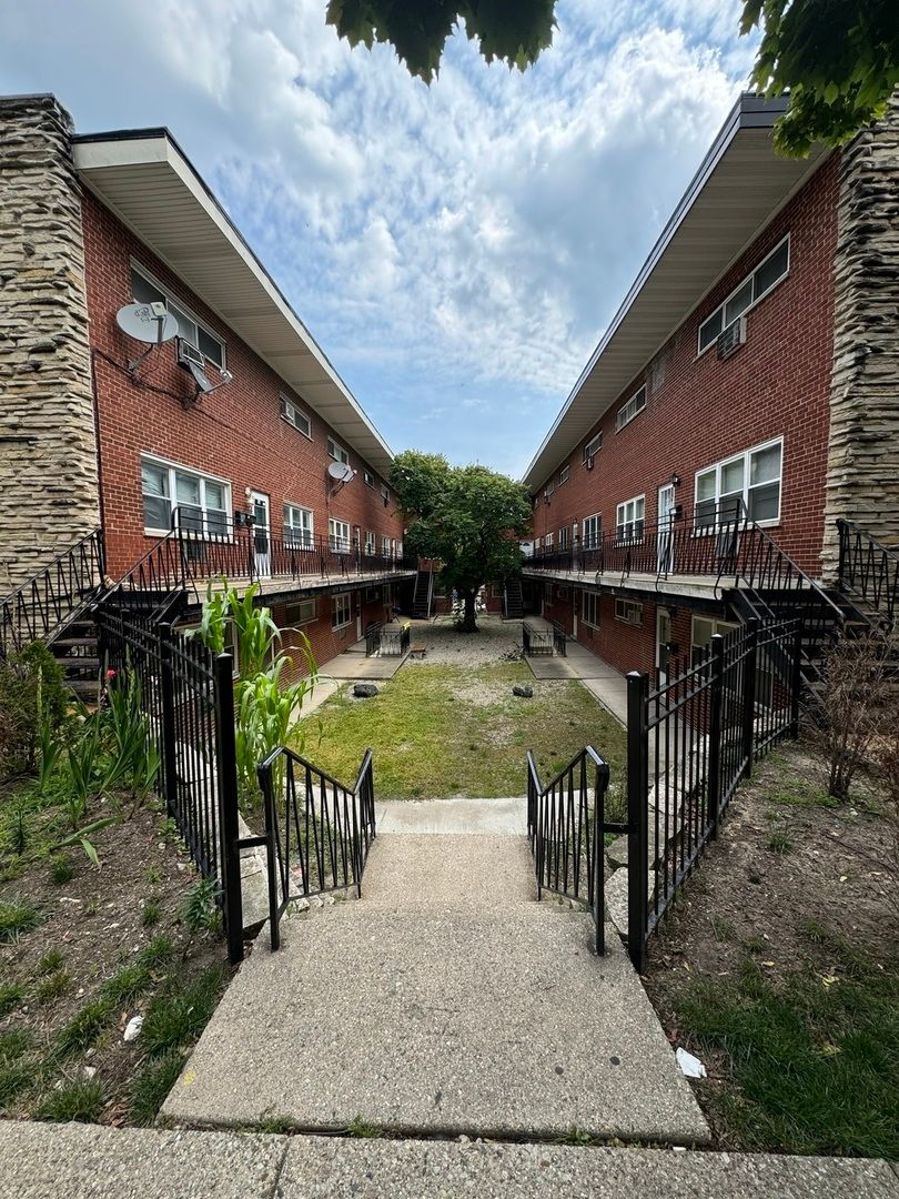6911 Ridge Boulevard, Chicago, IL 60645