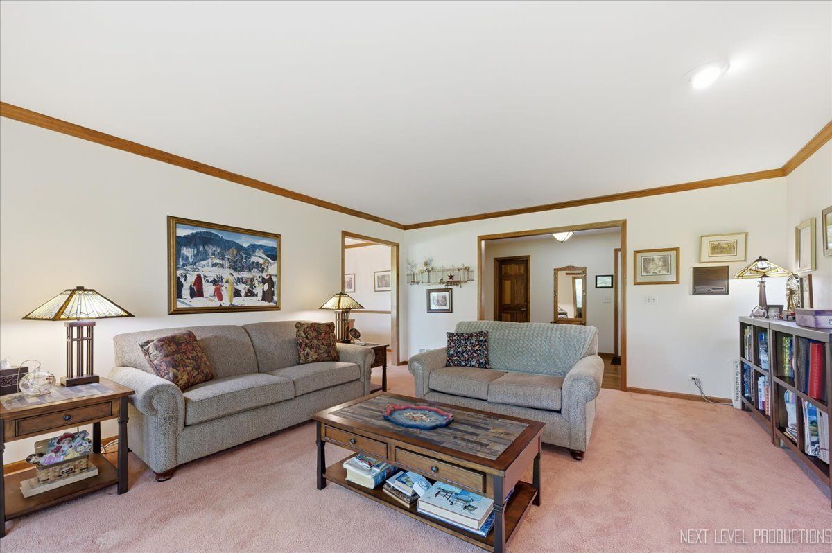 1628 Country Squire Drive, Geneva, IL 60134