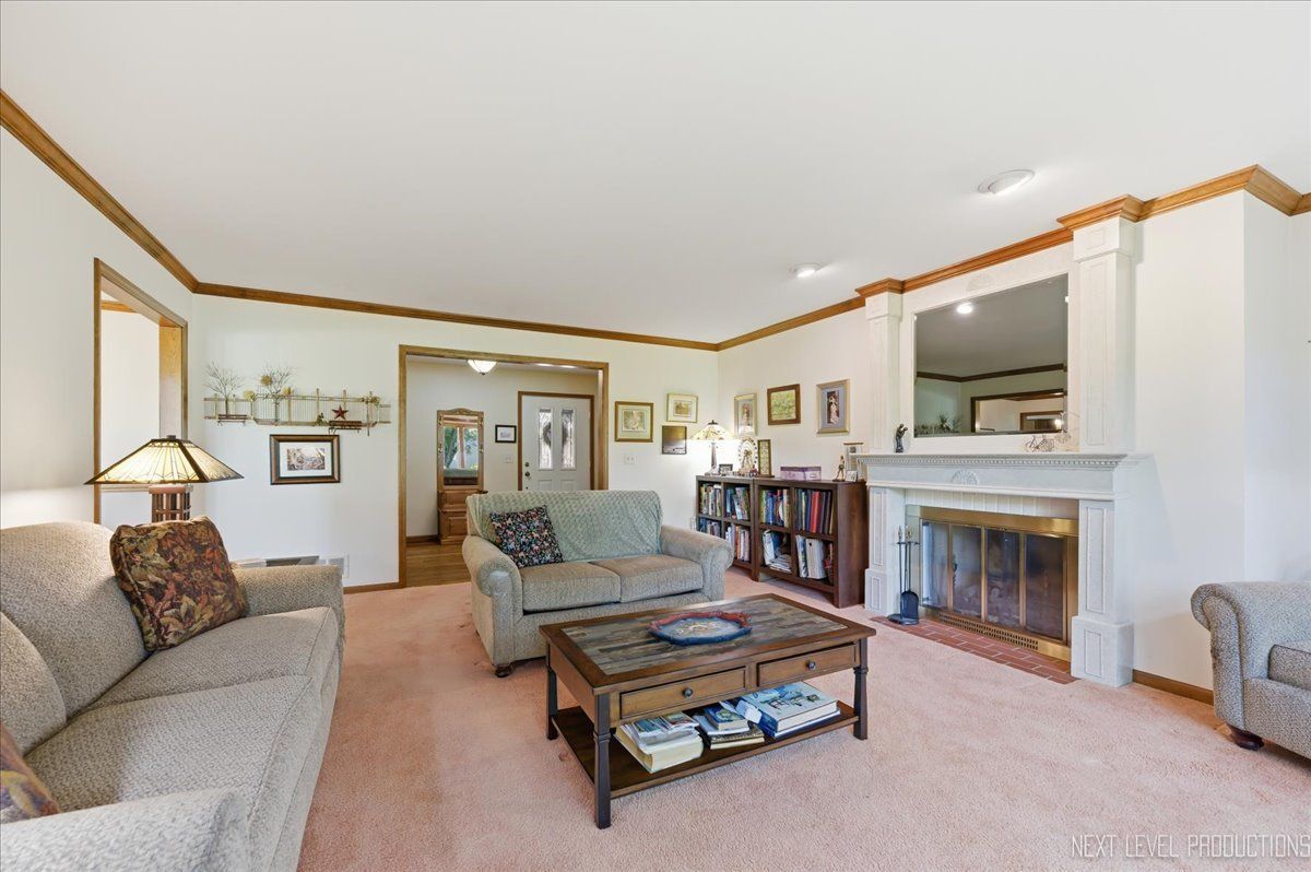 1628 Country Squire Drive, Geneva, IL 60134