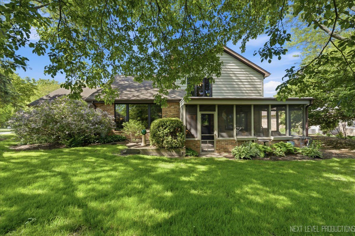 1628 Country Squire Drive, Geneva, IL 60134