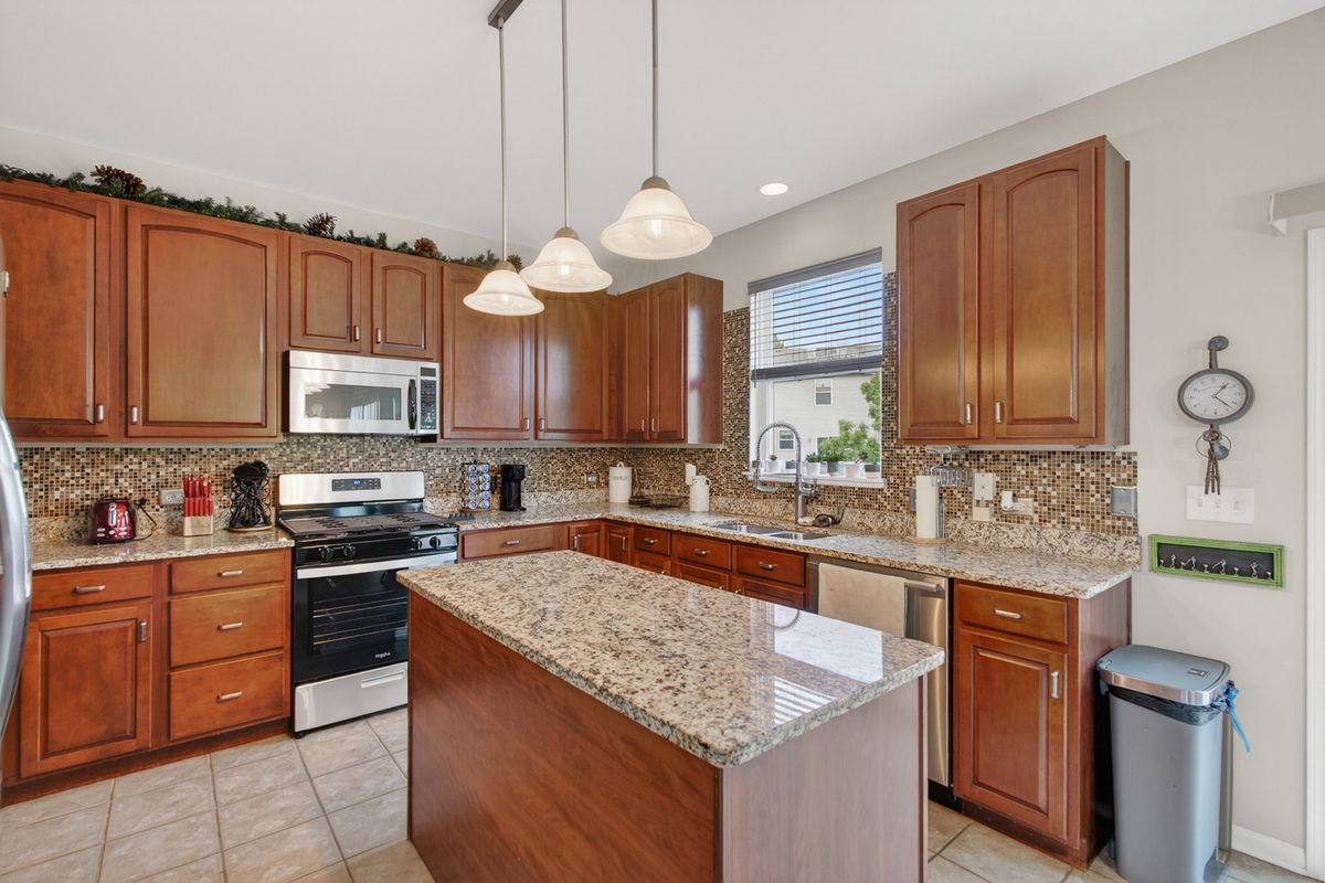 230 Vail Court, Gilberts, IL 60136