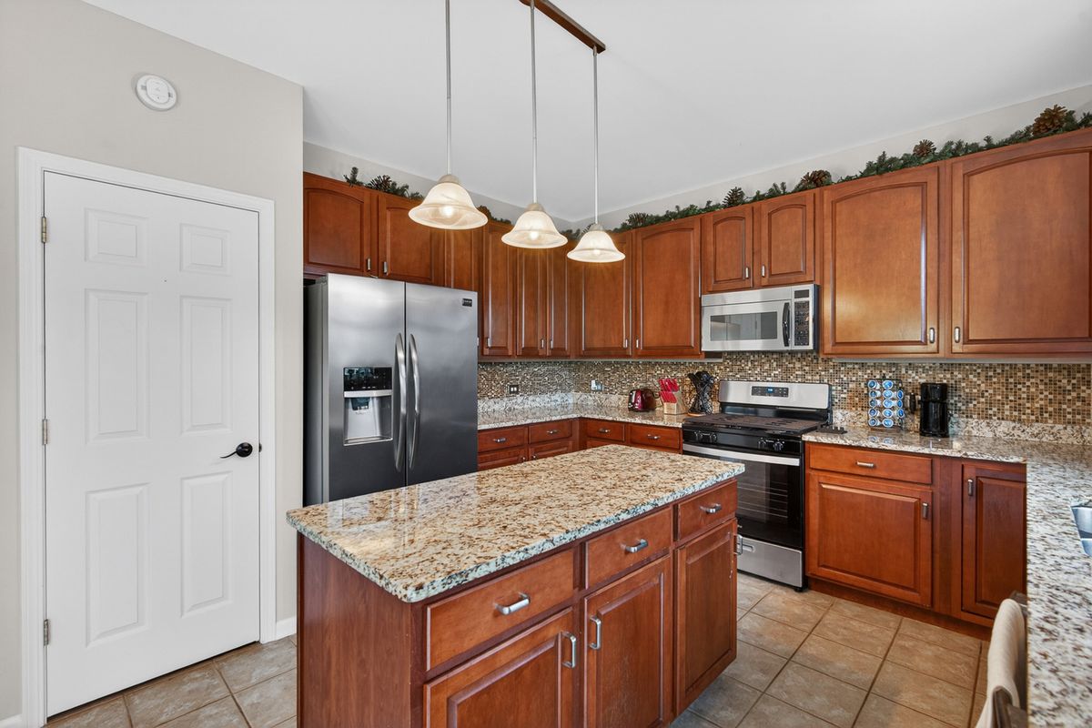 230 Vail Court, Gilberts, IL 60136