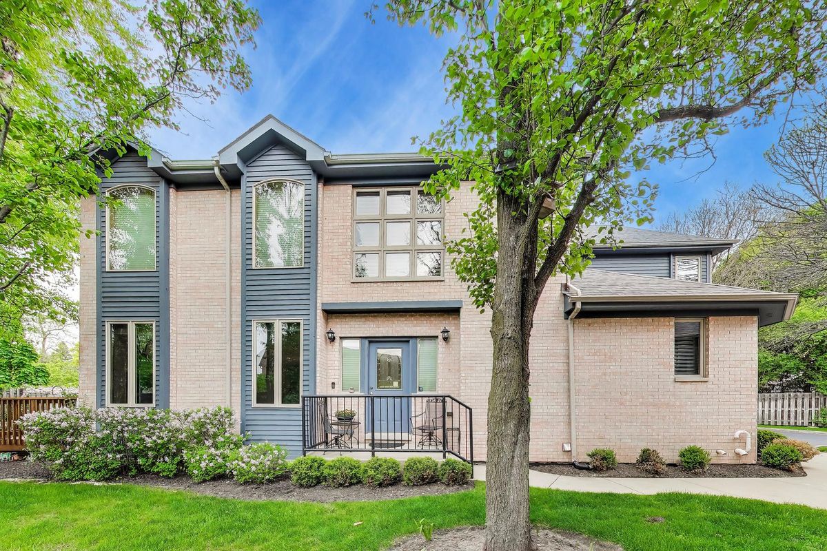 1784 Chestnut Avenue, Glenview, IL 60025